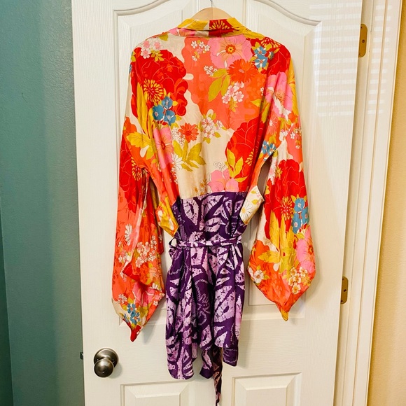 EUC Spell & the Gypsy Collective Chilli Tropicana Tyler Short Robe - Picture 8 of 16